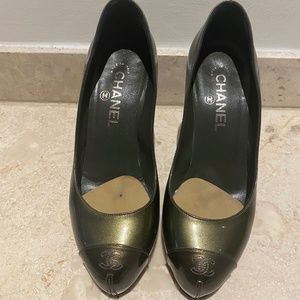 Chanel closed toe patent leather chunky heel size W8